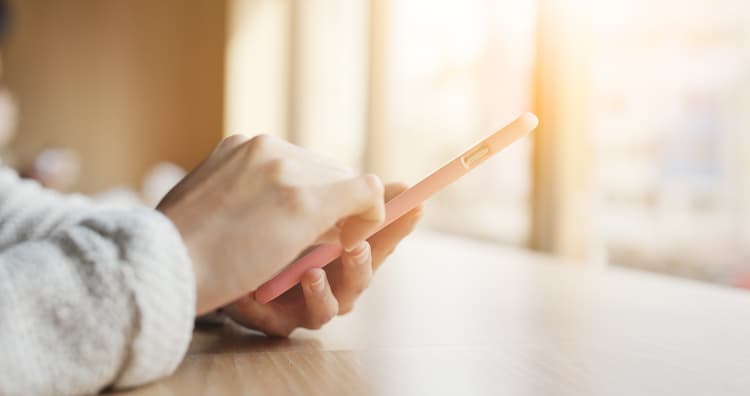 Una persona utilizando una aplicación en su teléfono móvil